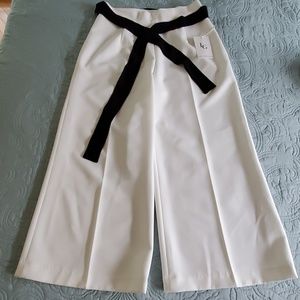 Lena Gabrielle Womens white cropped length pants, new, size 6